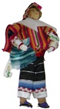 Mueco campesino con poncho rojo